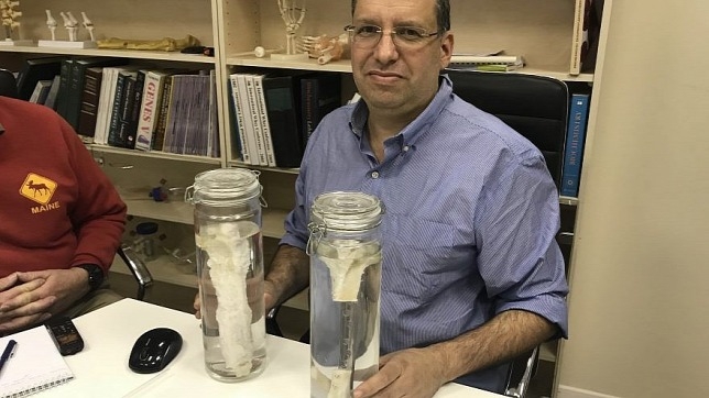 Dr. Shai Meretzki, a Bonus BioGroup vezérigazgatója laboratóriumban növesztett csontokkal FORRÁS: BONUS BIOGROUP