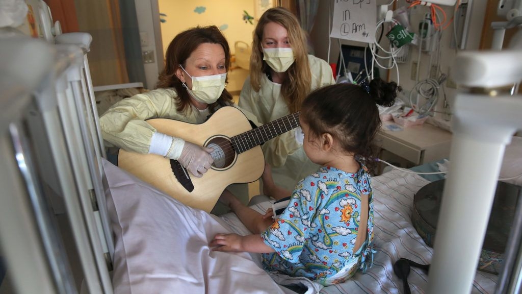 Zeneterápia egy bostoni gyermekkorházban (Fotó: David L. Ryan/The Boston Globe via Getty Images)