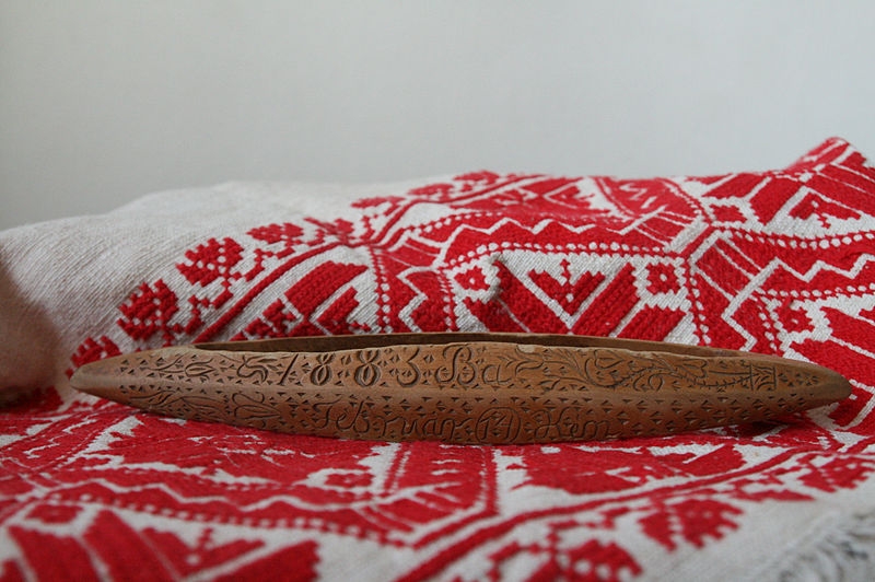 Kalotaszegi vetélő 1883-ból, amely szerelmi ajándéknak készült Bálint napra. A fából készült vetélő vésetének szövege: „1883-Ba Február 14 Kén”