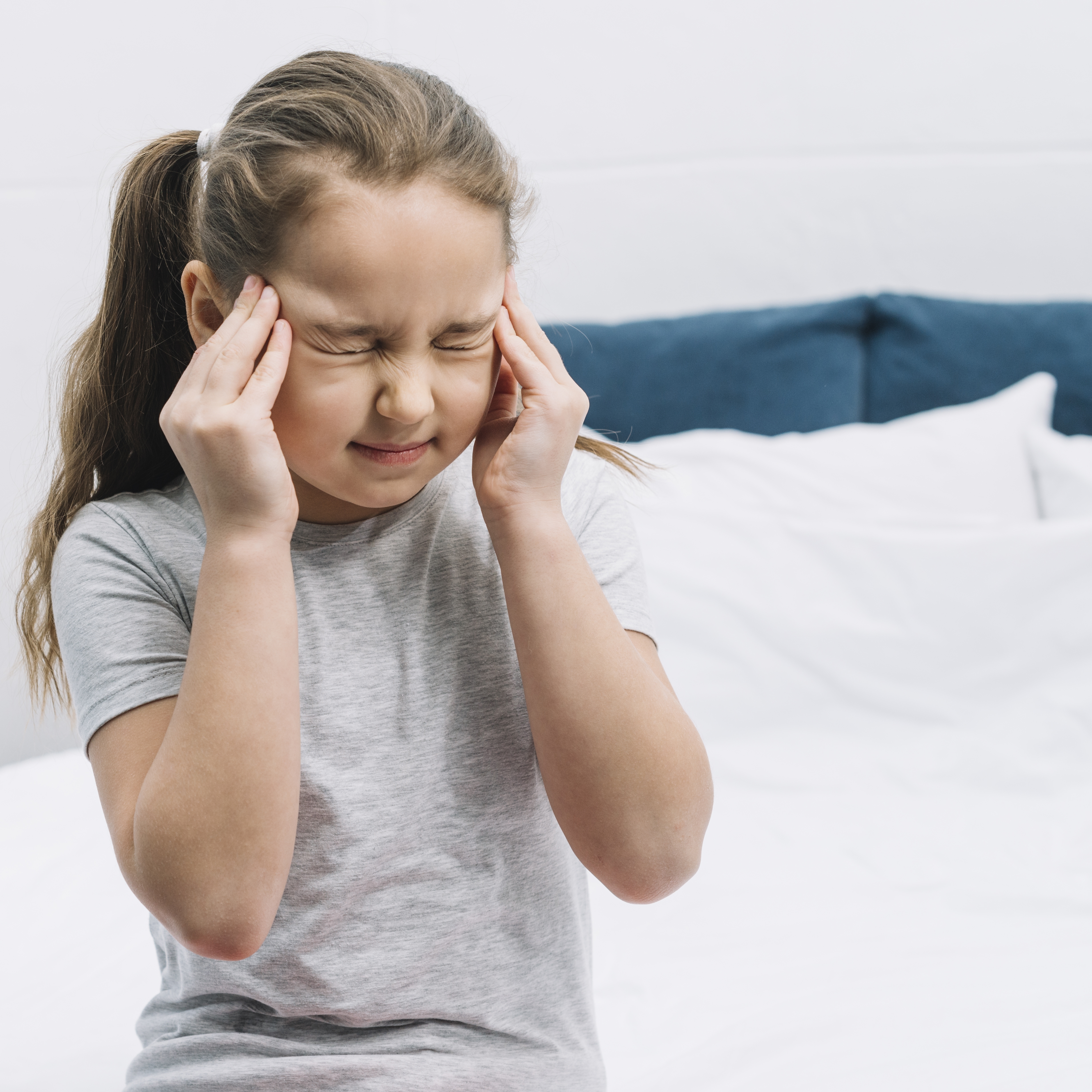 gyermek panaszkodik a térdfájdalomról