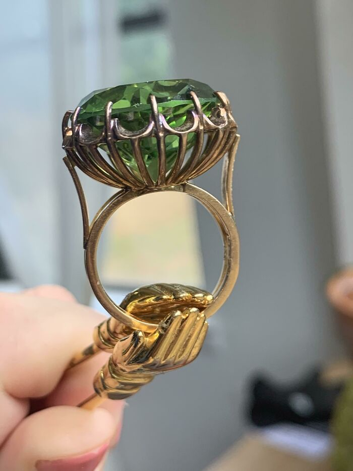 14 karátos aranygyűrű zöld üvegdíszítéssel – a különleges csipeszt vele együtt találták meg egy szemetes mélyén.