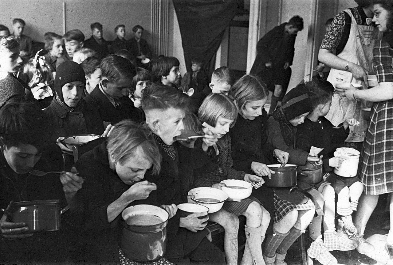 A II. világháború utolsó hónapjaiban Hollandiában hatalmas éhínség volt. A gyerekek napi fél liter levest kaptak egy egyházi segélyszervetettől. FORRÁS: WIKIMEDIA COMMONS