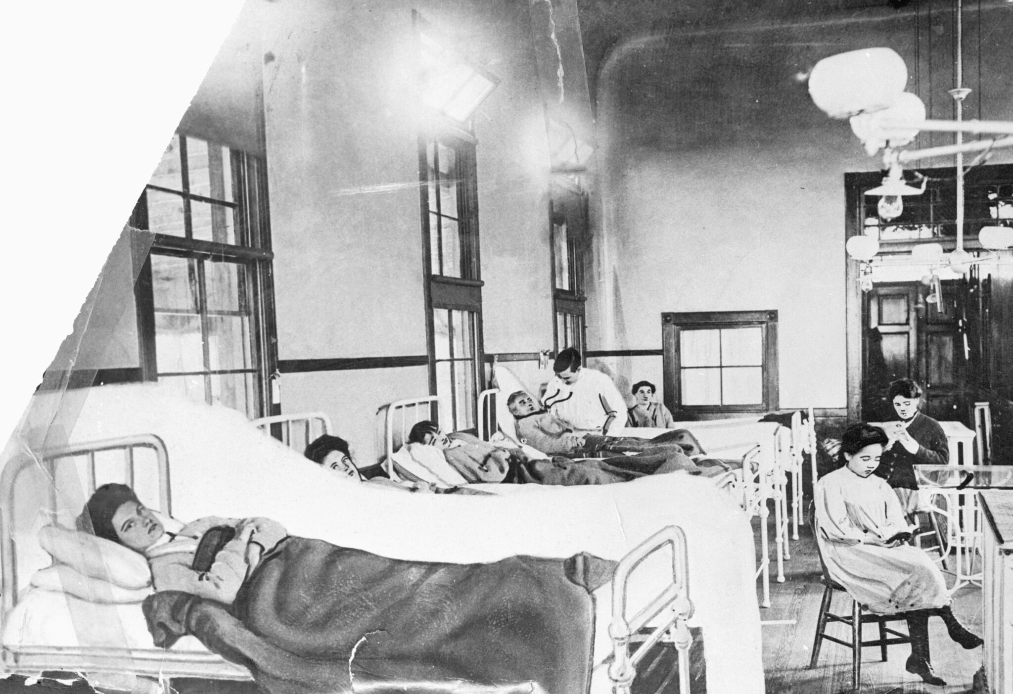 A történelem egyik első tünetmentes, fertőző betege, Mary Mallon a kórházban, a kép bal alsó sarkában (Forrás: noklapja.hu)
