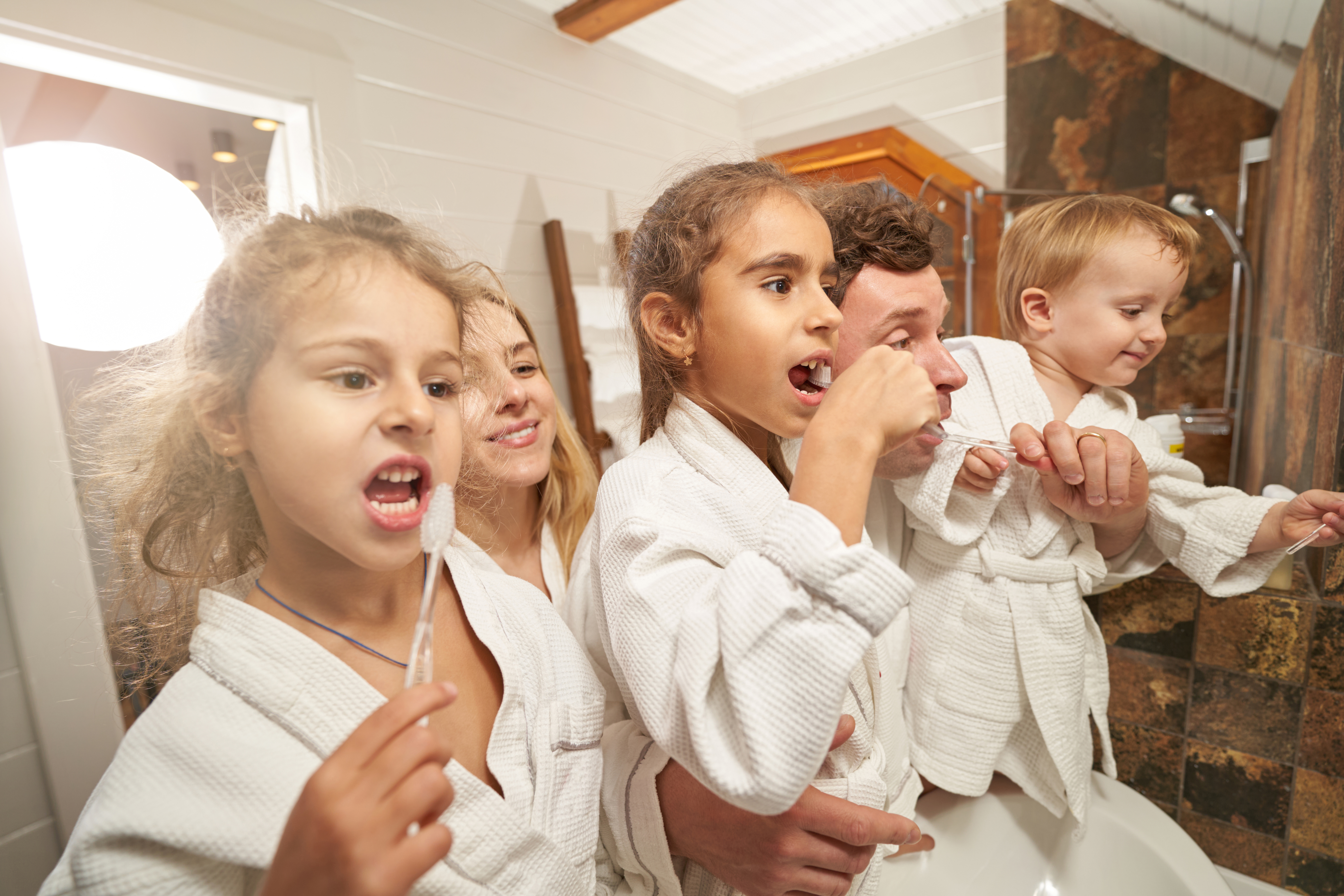 Érdemes együtt végezni a fogmosást a gyerekekkel, hogy lássák és tanulják a helyes technikát. (Forrás: Envato Elements)