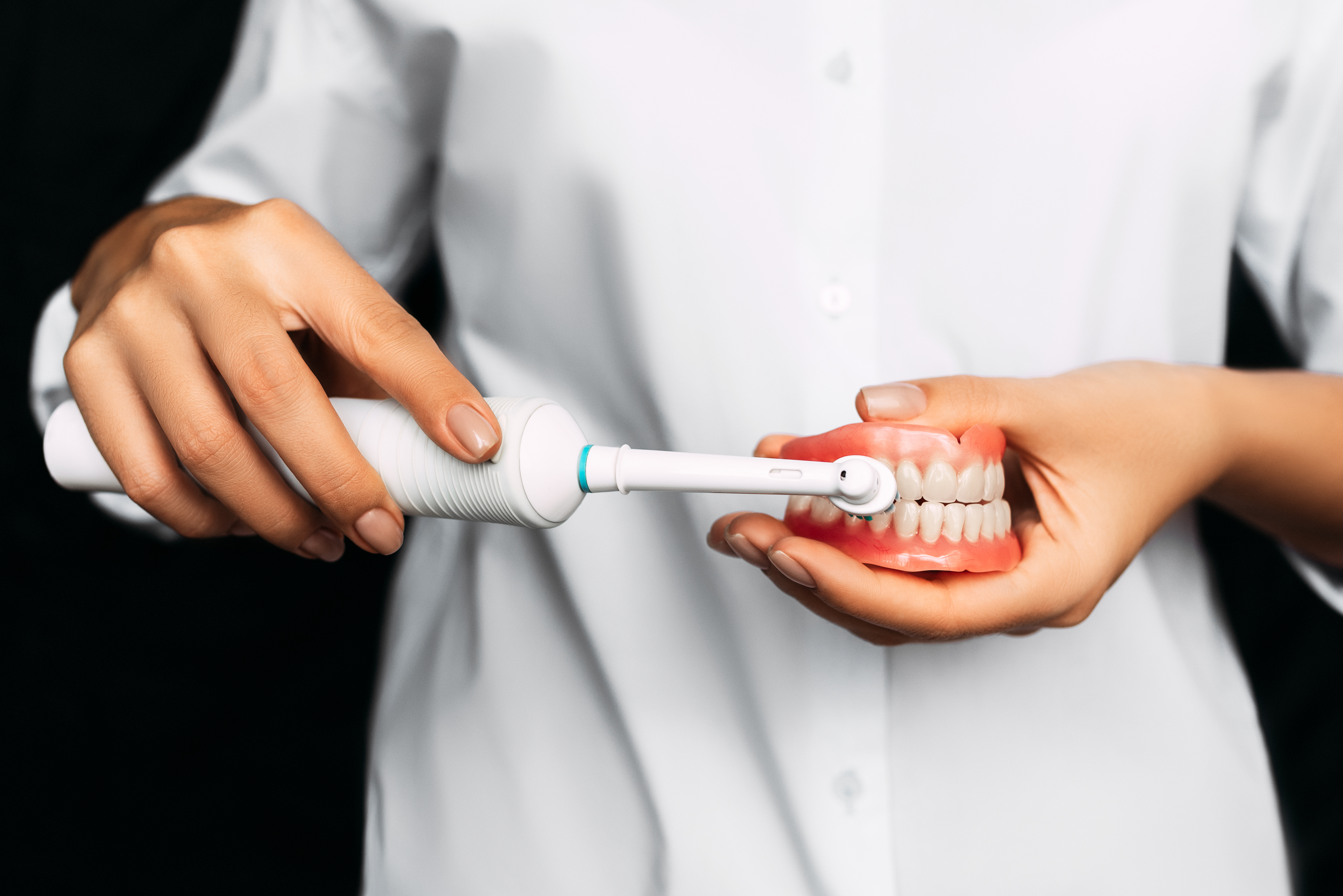 Az elektromos és intelligens fogkefék különösen ajánlottak, mert alaposabb tisztítást tesznek lehetővé. (Forrás: Envato Elements)