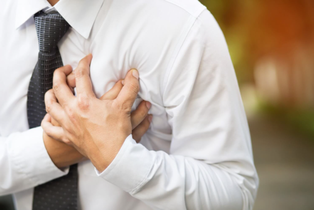A szívinfarktus jelei nőknél eltérhetnek a férfiaknál jellemző tünetektől. (Forrás: freepik.com)