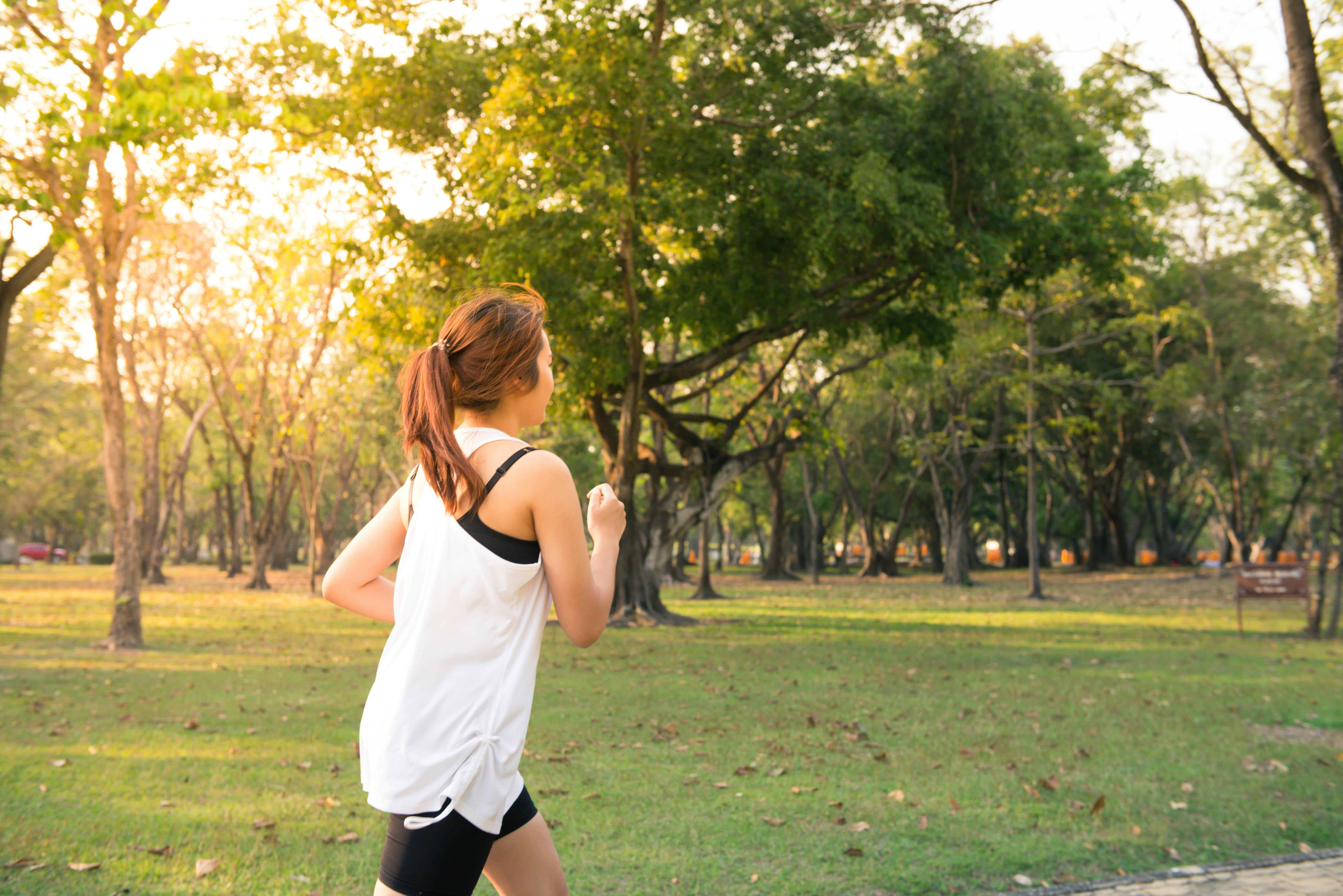 Nyári futáshoz érdemesebb a kora reggeli vagy az esti órákat választani. (Forrás: Envato Elements)