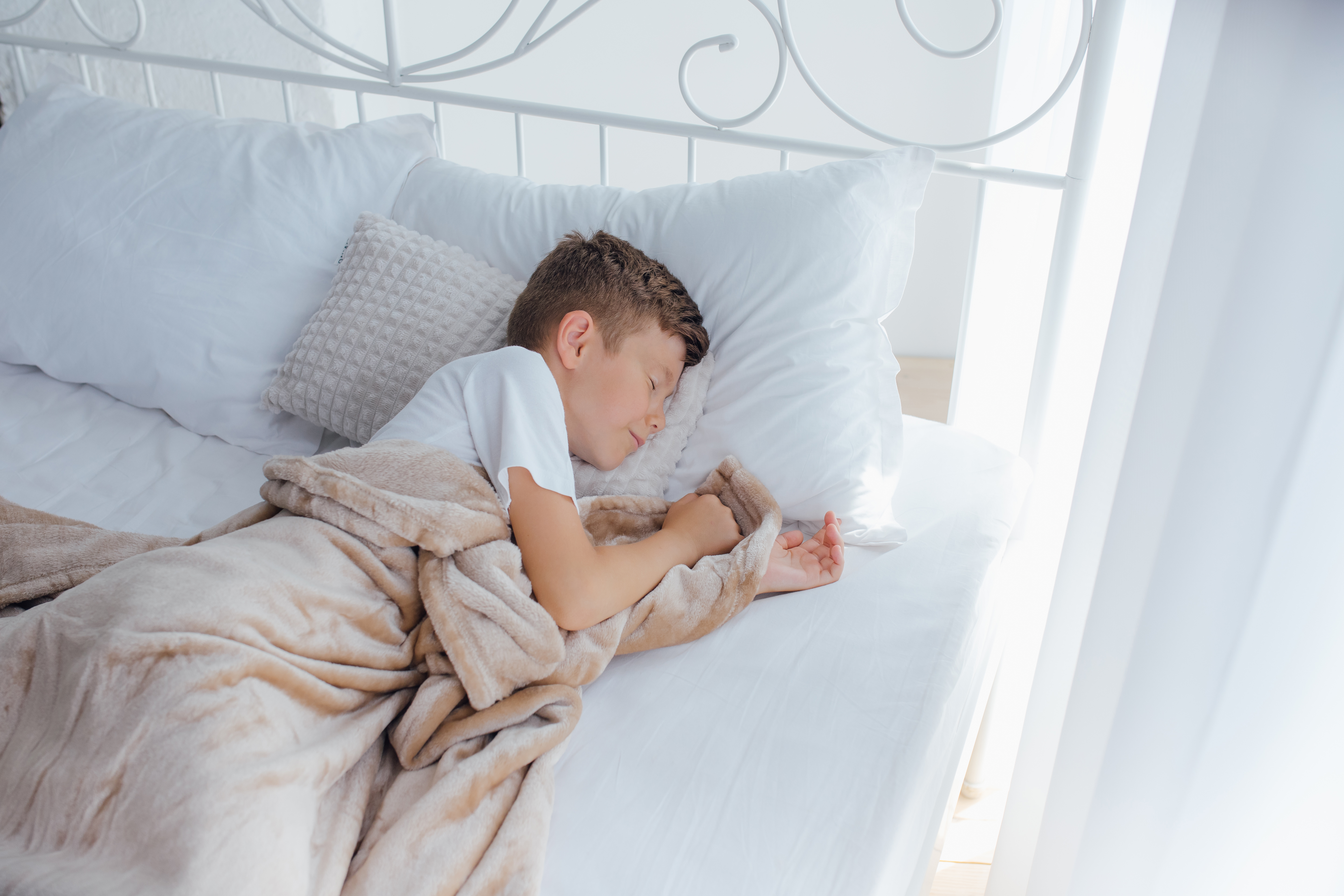 Az alvás mennyisége és időzítése fontos az érzelemfeldolgozásban részt vevő agyi régiók működéséhez. (Forrás: Envato Elements)